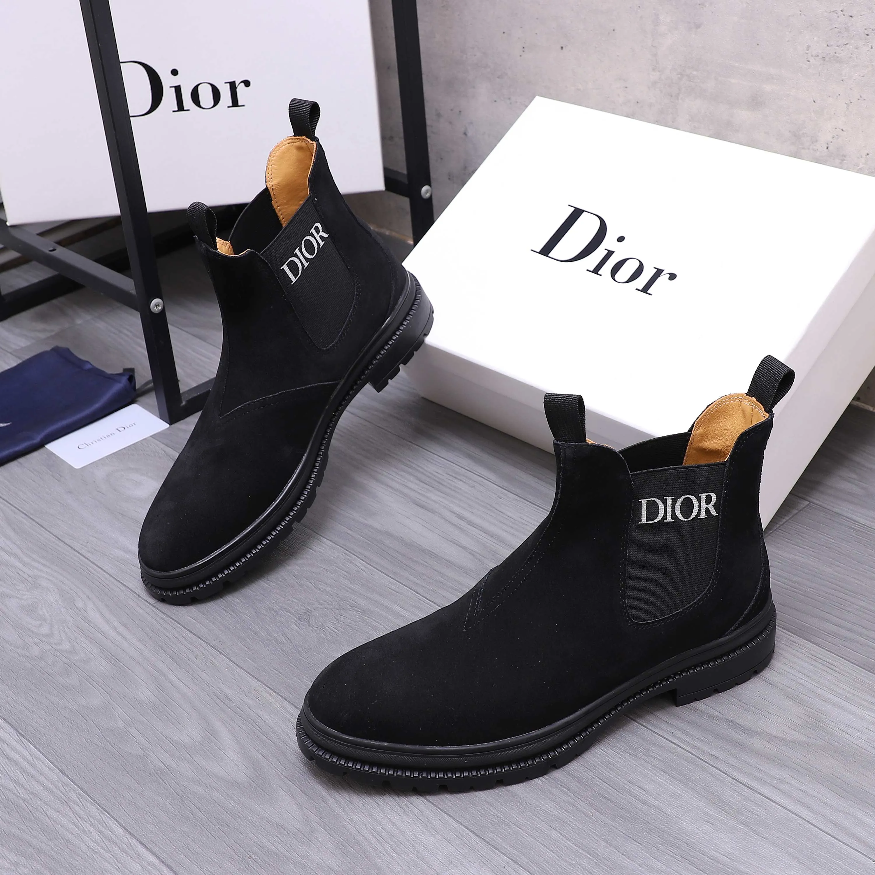 Men's shoes 💰500 Product trademark: Dior "Dior" high-top casual shoes Regular size: 38-45 (45 is custom-made and non-returnable) Product materials: Selected frosted cowhide upper, cowhide lining, rubber non-slip outsole